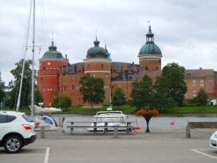 Mariefred - Schloss Gripsholm : Bootshafen und Schloss Gripsholm am Mälarsee, aufgenommen in Mariefred am 23. Juli 2012
