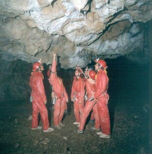 Ardéche-Tal. Höhlenbegehung von Amateurhöhlenforschern