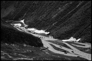 Airolo: Serpentinen der Passstraße, ins Tal