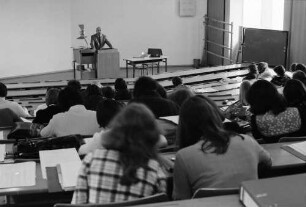Freiburg; Littenweiler: Pädagogische Hochschule; großer Hörsaal, Studenten mit Prof. Heinelt, Vorlesung