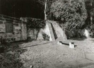 Bad Gottleuba, Friedhof. Friedhofsmauer mit Gedenktafel für die Opfer des 2. Weltkrieges und des Nationalsozialismus