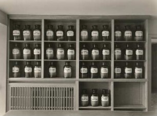 Dresden-Altstadt, Wilsdruffer Straße 5. Löwen-Apotheke (Sept. 1959 eröffnet). Materialkammer. Regal mit Apothekergläsern
