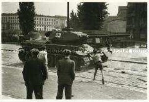 Demonstranten am Leipziger Platz bewerfen sowjetische Panzer mit Steinen