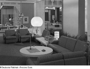 Sitzgruppe : Wohnzimmermöbel (1972; Möbelkombinat Erfurt (MKE)). Ansicht mit Sitzgruppe und Couch- sowie Beistelltisch