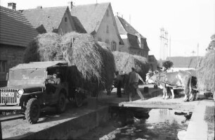 Eichstetten: Schlepper mit Heuwagen