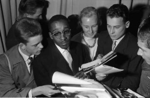 Donaueschingen: Donaueschinger Musiktage; Stadthalle; Modern Jazz Quartet; Percy Heath zwischen Autogrammjägern