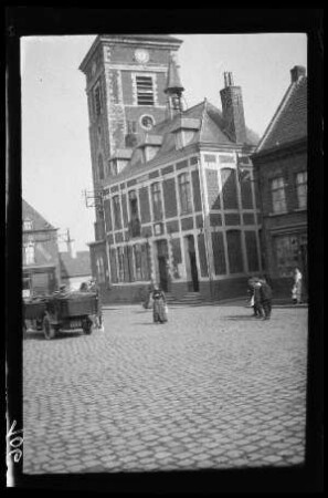 Linselles (?) (Dep. Nord): Rathaus ("Mairie") (Distanzaufnahme)