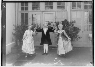 Fasnacht im Josefinenstift (Klösterle) 1931; 3 Narren