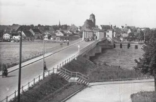 Wolgast, Stadtansicht : Wolgast. Stadtansicht von Usedom über den Peenestrom von Nordosten mit Straßenbrücke und Petrikirche