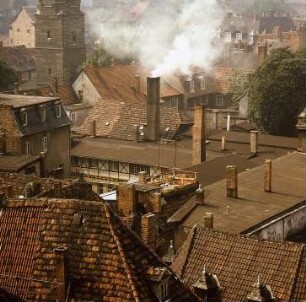 Erfurt - Qualm über der Altstadt : Der Qualm aus einem Schornstein verbreitet sich über die Häuser in der Altstadt, aufgenommen in Erfurt 1982