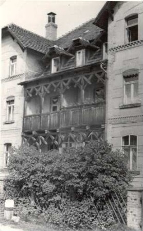 Haus mit Balkon aus Holz in Krauschwitz : Domske z drjewjanym balkonom w Krušwicach
