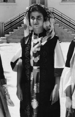 Junge Griechin in Festtracht, aus der Serie 'Die Welt des Tabaks'