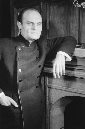 Szenenbilder aus dem Drama "Ein Inspektor kommt" von John Bonyton Priestley im Theater am Schiffbauerdamm Berlin : Soloaufnahme von Alfred Schieske als Inspektor Goole