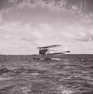 Rostock-Warnemünde. Deutsche Verkehrsfliegerschule, Zweigstelle Seefliegerschule Warnemünde. See-Schulflugzeug Heinkel HD-24 (mit der Kennung D-1174) nach der Wasserung