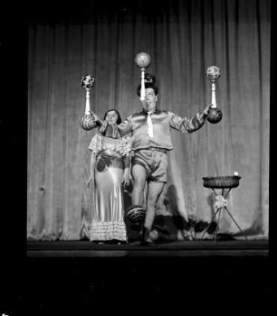 Kabarett der Komiker: Ivanoff; Jongleur (jongliert Bälle)