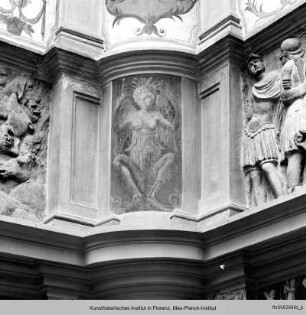 Freskendekorationen mit Putten, Fabelwesen - Ausschmückung des Hofes mit Fresken und Terrakottareliefs