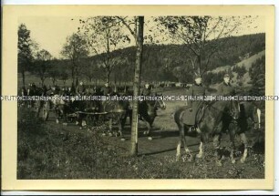 Zug berittener Soldaten und Pferdewagen