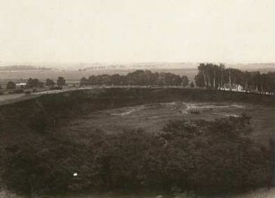 Der Komorní hůrka (Kammerbühl, 503 m). Blick von oben nach Osten. Schichtenausschluss?