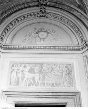 Fingierte Reliefs, Supraporte über der rechten Tür: Thiasos (Zug von Bacchanten)