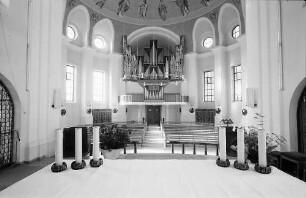 Blick vom Altar zur Orgel in der oberen Kuppelkirche des Klosters St. Trudpert im Münstertal