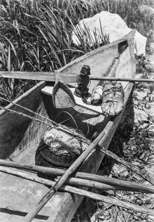 Ausrüstung eines Fischerbootes : Die Ausrüstung eines Fischerbootes (darunter ein Segel, Paddel, eine Lampe, Schöpfkelle, Angel, Leinen, Netze und Proviant) im Gebiet des Mbini