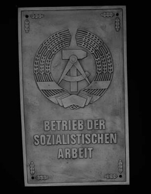 Bronzeplakette des Betriebes der sozialistischen Arbeit : Bronzeplakette des Betriebes der sozialistischen Arbeit (Bronze; 49 x 29,5 cm; gestiftet 1969) mit dreizeiliger Inschrift "Betrieb der sozialistischen Arbeit"