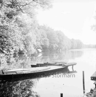Kupfermühle: Kupfermühlenteich: links Ruderboote an Bootsanleger: hinten Hütte im Wasser: dahinter Wald
