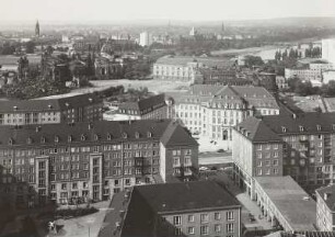 Dresden. Blick vom Rathausturm nach Nordosten über die Wohnblöcke an der Ernst-Thälmann-Straße und das Landhaus zum Albertinum