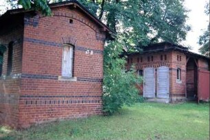 Toiletten- und Schrankenwärterhaus des Bahnhofs