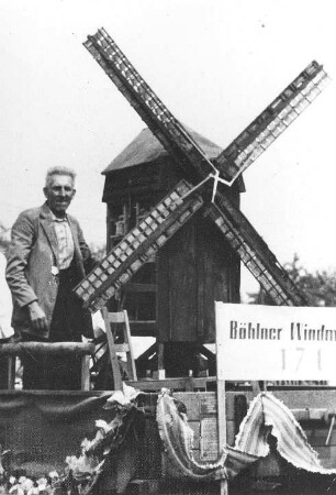 Grimma-Böhlen. Modell der Bockmühle mit Hugo Rietscher, Repro (ehem. Technisches Museum Dresden, jetzt Schausammlung "Von Mühlen und Müllern", Museum Schloss Bernburg)