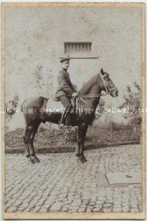 Junger Offizier auf seinem Pferd