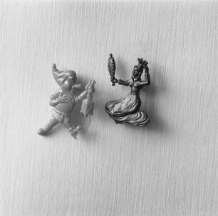 Straßensammlung des Caritas-Verbands mit Verkauf von Märchenfiguren als Anstecknadeln.