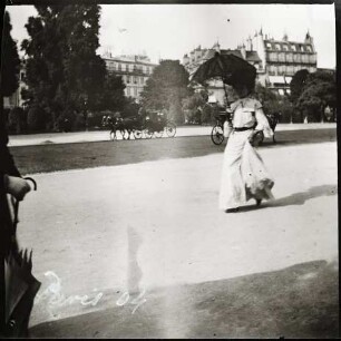 Paris. Spaziergängerin auf der Avenue du Bois