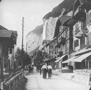 Lauterbrunnen. Straße mit Passanten und Kutsche