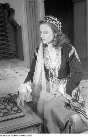 Szenenbilder aus dem Stück "Nathan der Weise" von Gotthold Ephraim Lessing im Deutschen Theater Berlin : Szene mit Ingeborg Senkpiel als Sittah