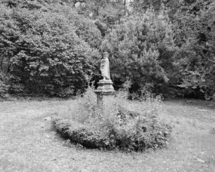Statue eines Kindes mit Mantel