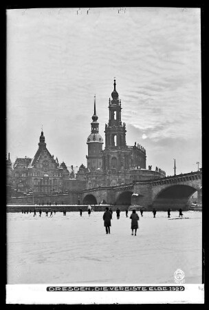 Dresden, die vereiste Elbe 1929, an der Augustusbrücke, Blick zur Katholischen Hofkirche