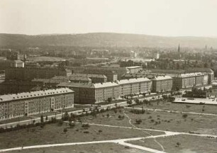 Dresden. Blick vom Rathausturm nach Osten zu den Neubauten an der Grunaer Straße : Zustandsaufnahme 1957