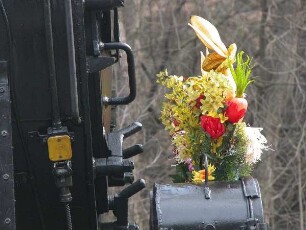 Alexisbad - geschmückte Selketalbahn zu Ostern : Zu Ostern werden Lokomotive und Wagen der Selketalbahn geschmückt, aufgenommen 2005 in Alexisbad