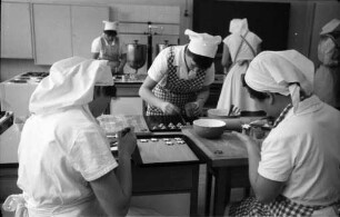 Unterricht in der Frauenfachschule mit Frauenarbeitsschule Karlsruhe.
