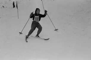 Pioniere beim Wettkampf im Skislalom : Teilnehmer bei der Abfahrt
