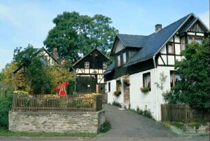 Bauernhof, links vermutich Rest eines Gebäudesockels, auf dem Garten angelegt wurde