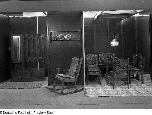 Ausstellungskoje mit Flurgarderobe, Schaukelstuhl und Eßplatz aus dem VEB Thüringer Möbelkombinat Suhl