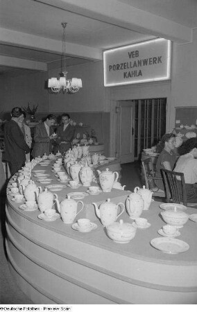 Menschen am Stand des VEB Porzellanwerk Kahla, Herbstmesse 1953