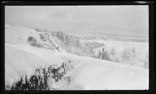 Saint-Mihiel (Dep. Meuse, Frankreich): Laufgraben in verschneiter Landschaft, dahinter eine weite Ebene ("Saint-Mihiel im Winter, Haubitz-Schlucht")