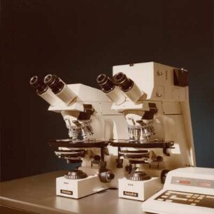 Mikroskop "Axioplan D und Axiophot D" der Carl Zeiss AG