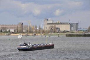 Antwerpen - Frachtschiff : Ein Frachtschiff fährt auf der Schelde, aufgenommen in Antwerpen am 3. April 2010