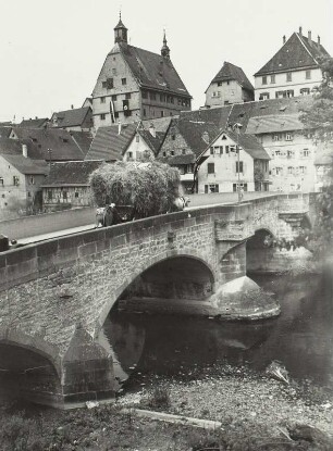 Besigheim. Alte Enzbrücke gegen Rathaus