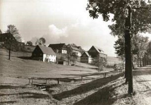 Frauenstein-Nassau, mittlerer Ortsteil mit der neuen Schule. Ansicht von Nordwesten