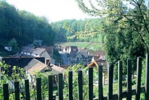 Blick vom Friedhof aus über das im engen Talkessel liegende Dorf